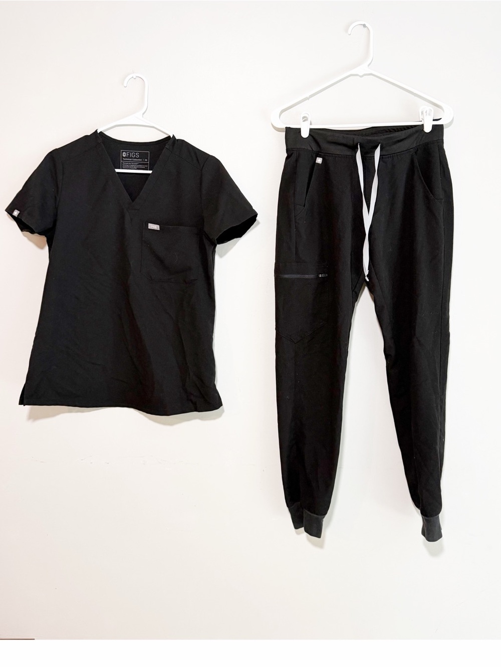 Figs two piece scrub set zamora jogger pants catarina scrub top black size small